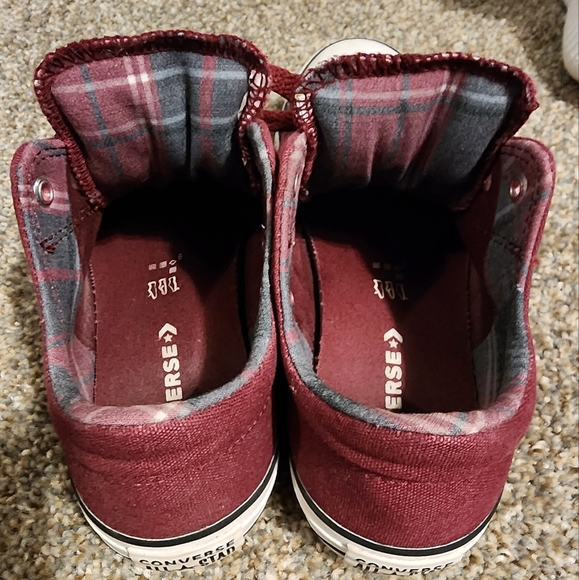 Burgundy Converse shoes - Picture 3 of 4